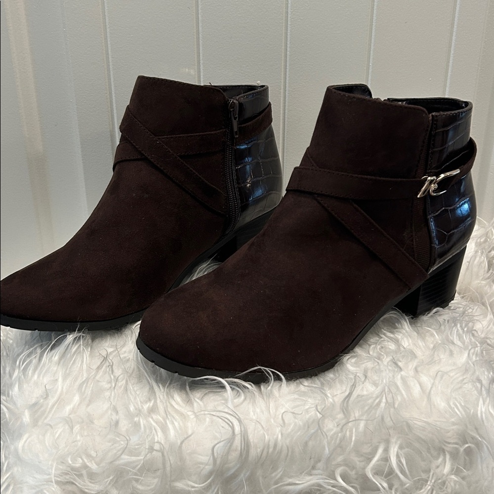 KAREN SCOTT Brown Ankle Booties Buckle Accent Almond Toe Block Heel Size 10 Wide - Picture 5 of 9